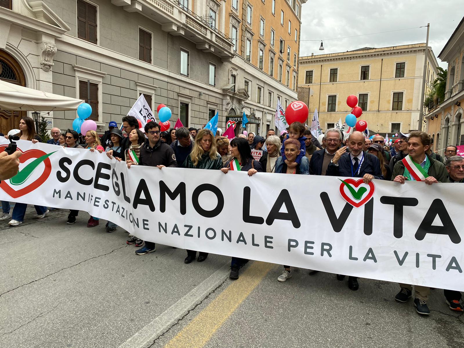 Aborto. In 40.000 a Roma: «Siamo il Paese reale, che vuole misure su natalità e contro aborto e eutanasia» 1